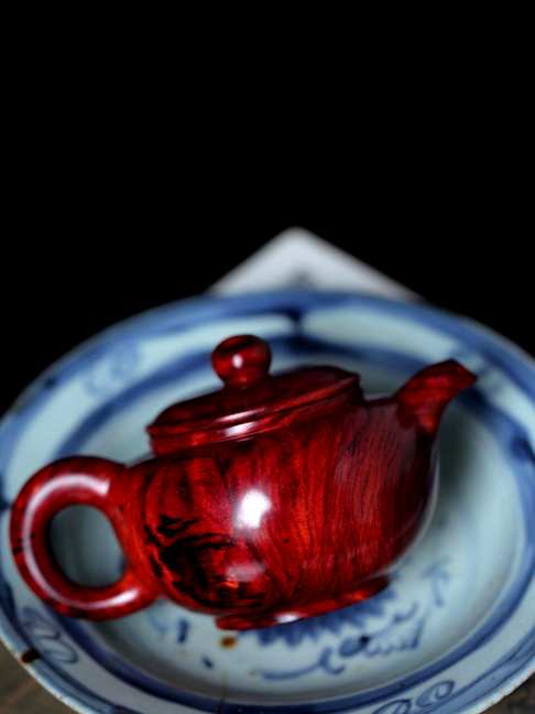 小叶紫檀【水波纹茶壶,一木两器,水波纹理清晰瑰丽,置案台可作清
