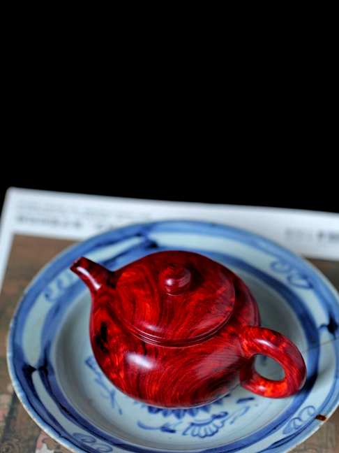 小叶紫檀【水波纹茶壶,一木两器,水波纹理清晰瑰丽,置案台可作清