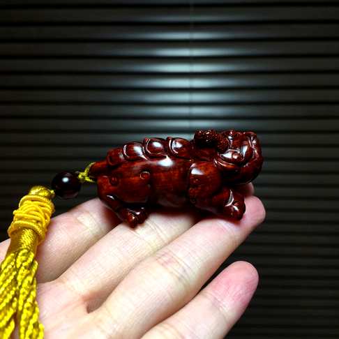 小叶紫檀｜天禄貔貅手把件,天禄貔貅是古代汉族神话传说中的一种