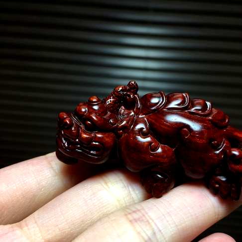 小叶紫檀｜天禄貔貅手把件,天禄貔貅是古代汉族神话传说中的一种