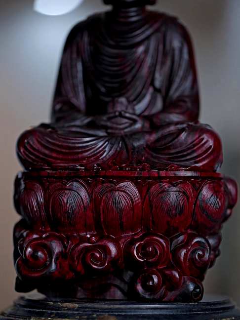 『释迦摩尼佛』紫檀整木雕,佛像面相饱满,螺发高髻 端正庄严,温和