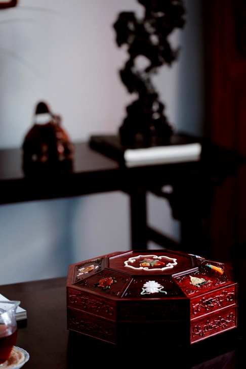 小叶紫檀『八宝』果盒,盖以百宝镶嵌八宝纹周边浮雕如意缠枝莲纹