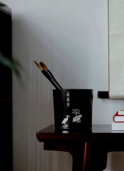 紫光檀【一路连科】笔筒,壁身银丝镶嵌作画,寓意美好,形制文雅,陈