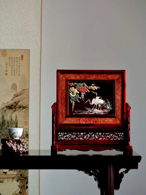『松鹤延年』插屏,小叶紫檀+满瘿木瘤,高配撞色,屏座镂雕传统纹样