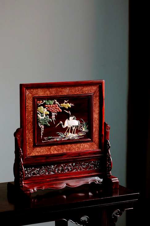 『松鹤延年』插屏,小叶紫檀+满瘿木瘤,高配撞色,屏座镂雕传统纹样