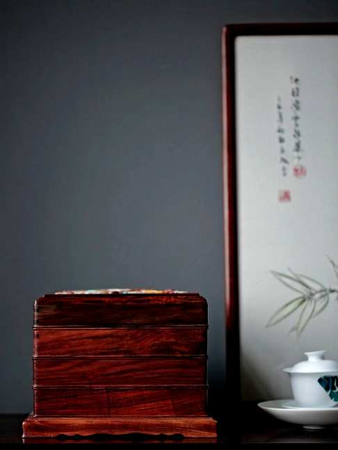 大红酸枝【花鸟图】普洱茶盒,盒呈盝顶式,由上至下共三层,盒盖正