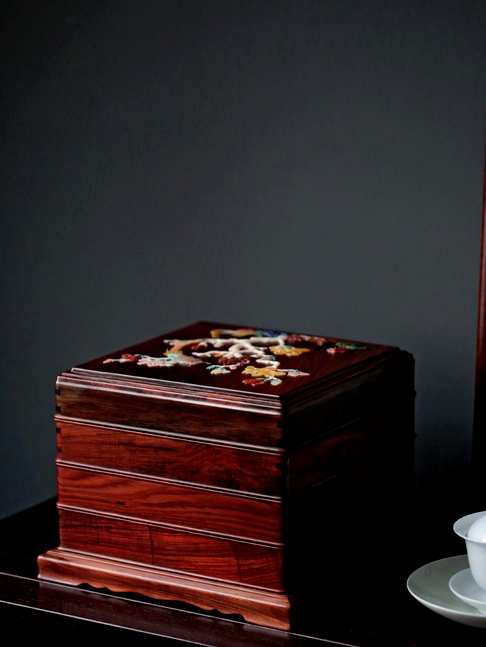 大红酸枝【花鸟图】普洱茶盒,盒呈盝顶式,由上至下共三层,盒盖正