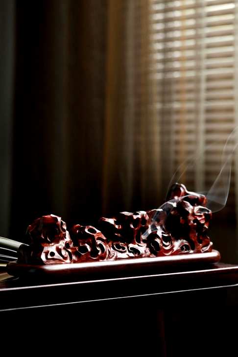 小叶紫檀【太湖石】线香炉,手工镂空雕琢,其形清峻嶙峋 内膛燃香