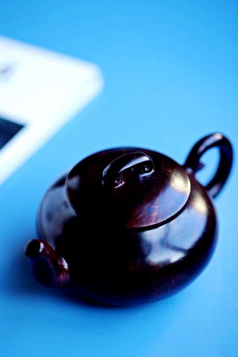 海黄紫油梨茶壶,择取野生老料,色泽深紫,手感温润细腻,盘玩极佳,