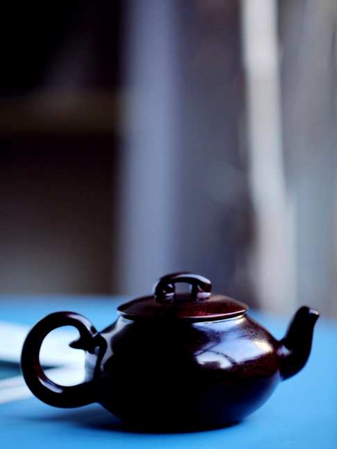 海黄紫油梨茶壶,择取野生老料,色泽深紫,手感温润细腻,盘玩极佳,