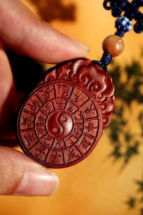 小叶紫檀【日晷】钥匙扣,人类沿用了几千年的计时工具“日晷”,我