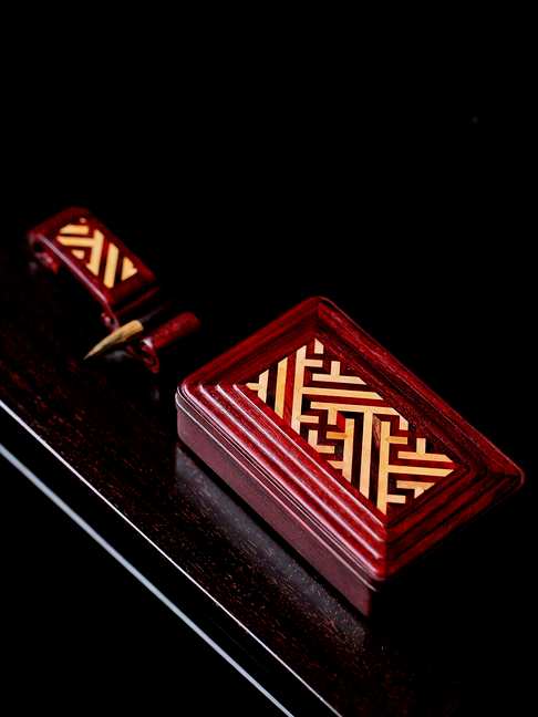 『万字锦地纹』文盒+笔架,小叶紫檀+黄杨木制,镶嵌严丝合缝,做工