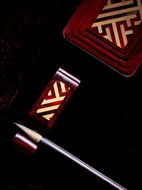 『万字锦地纹』文盒+笔架,小叶紫檀+黄杨木制,镶嵌严丝合缝,做工