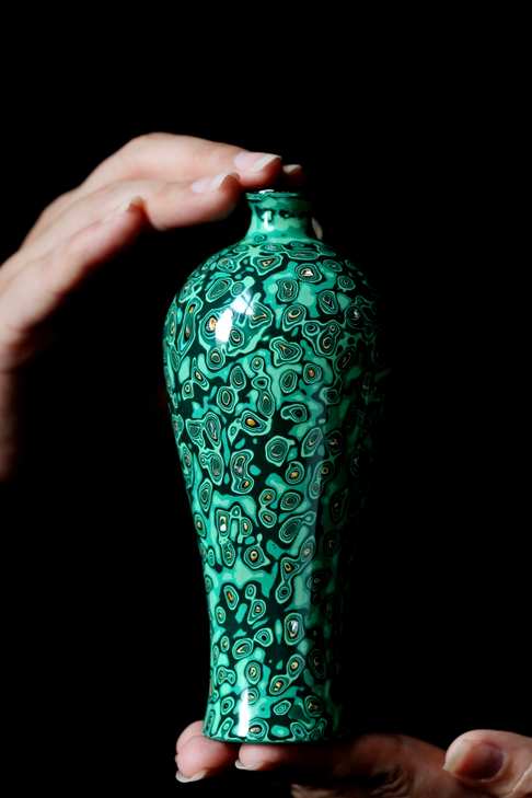 孔雀绿大漆|观音瓶,承循传统非遗工艺,逐层髤饰打磨,纹理奇美,色