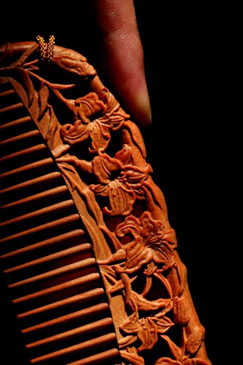 老山檀香【百年好合】木梳,木梳,亦是雕花艺术品 镂空雕刻百合花