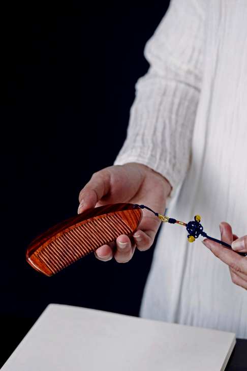 黄花梨【妍然】木梳,纯手工榫卯制作,形式便携实用,13*4.6*0.8cm|