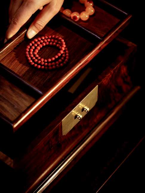 大红酸枝【官皮箱,一木制器,全独板制,板厚结实 木纹细腻,纹理精