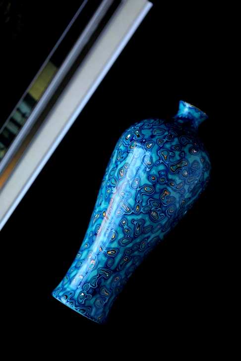 蓝金大漆观音瓶,承循传统非遗工艺,逐层髤饰打磨,纹理奇美,色彩鲜