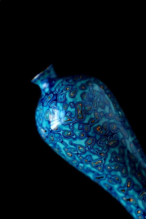 蓝金大漆观音瓶,承循传统非遗工艺,逐层髤饰打磨,纹理奇美,色彩鲜