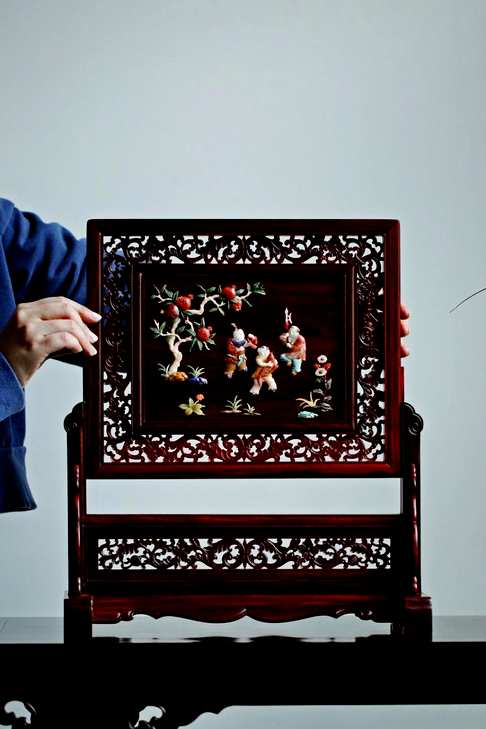 百宝嵌『吉庆有余』插屏,紫檀老料榫卯工艺制作,整器满工透雕缠枝