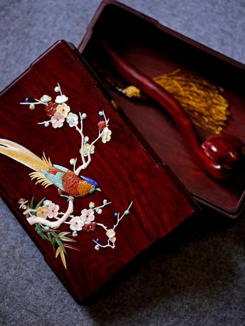 小叶紫檀【齐眉祝寿】收纳盒,盒盖以百宝镶嵌,梅花与绶带鸟,画面