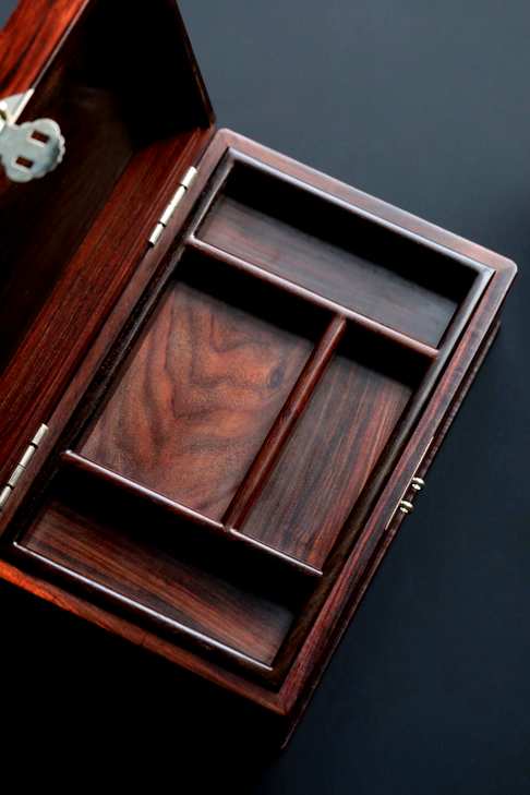 大红酸枝首饰盒,全独板老料,纹理细腻,带金星 榫卯结构,板厚1.2c