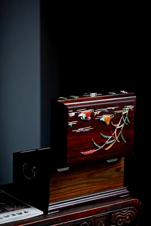 【连年有余】官皮箱,箱体面板为大红酸枝独板,板厚1cm,日常实用美