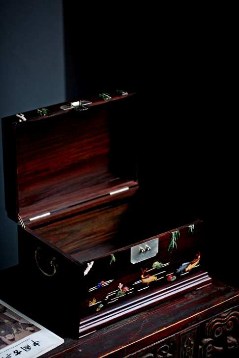 【连年有余】官皮箱,箱体面板为大红酸枝独板,板厚1cm,日常实用美