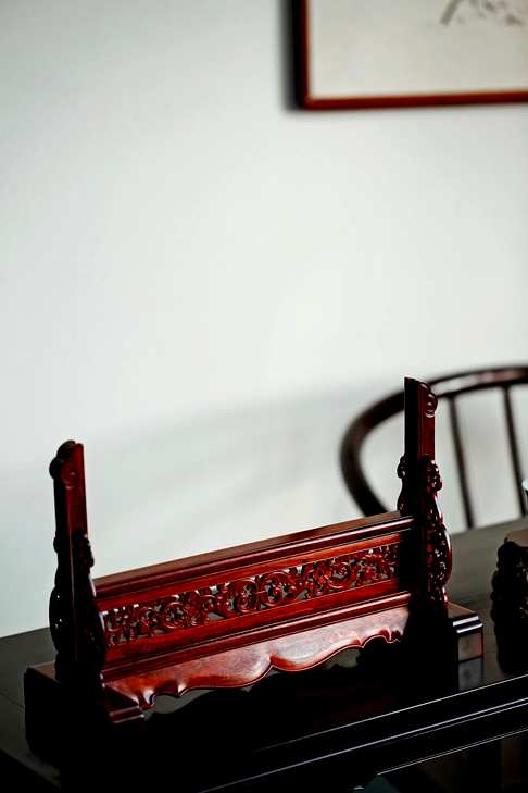 『松鹤延年』镂雕插屏,紫檀老料榫卯工艺制作,整器满工透雕缠枝莲