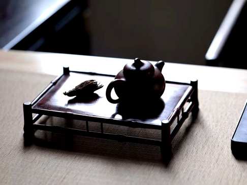 【竹节】承盘/茶台,以紫檀雕竹节为式,清奇而典雅,榫卯架构筑栏为