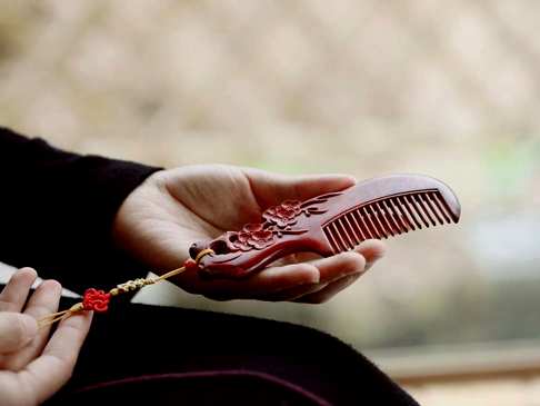 紫檀【梅花】木梳手工编织桃花结 中国结 与高雅的紫檀木色相融