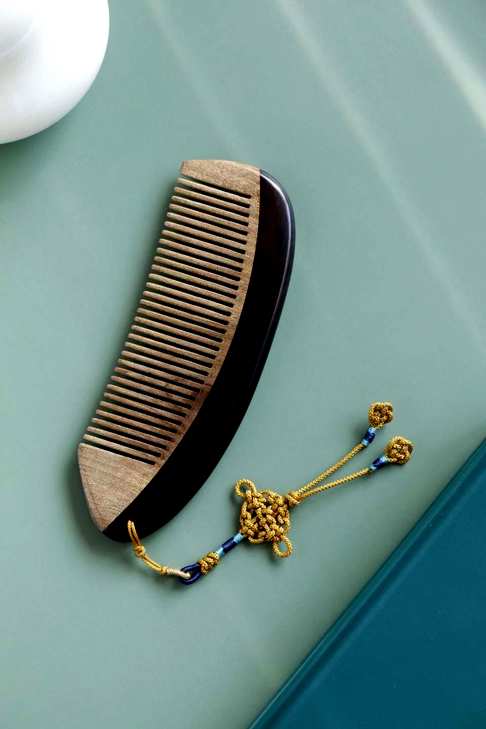 紫光檀-金丝楠【青怡】木梳搁置在心里的一把梳子；透过这把梳子