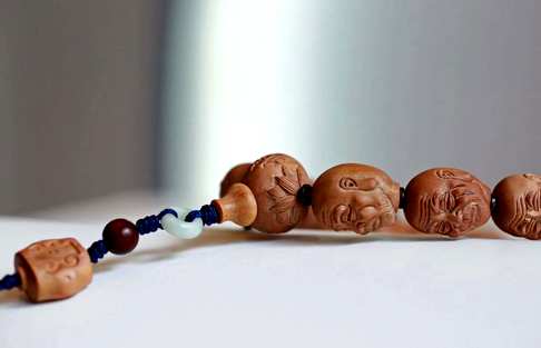 老山檀香精美橄榄形持珠 以十八罗汉为题材雕刻而成 其表情神