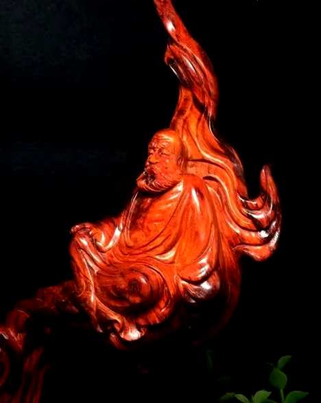小叶紫檀“达摩悟道”摆件 鸡血红火焰材质 造型独特 意境非凡