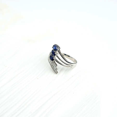 金镶钻深蓝色蓝宝石戒指--蓝宝石-B250217C07010