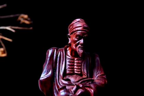 【烟斗老者】――印度小叶紫檀烟斗老者 整料雕刻 采用清刀快面