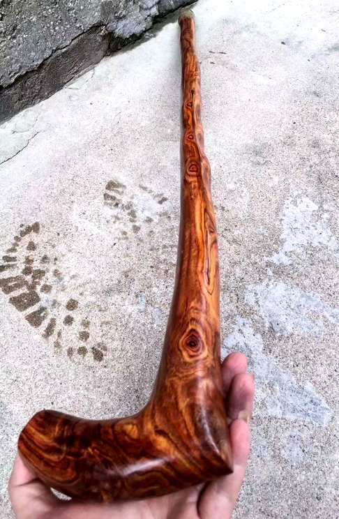 海南黄花梨拐杖整料一体无拼补。保留木头随形造型手感凹