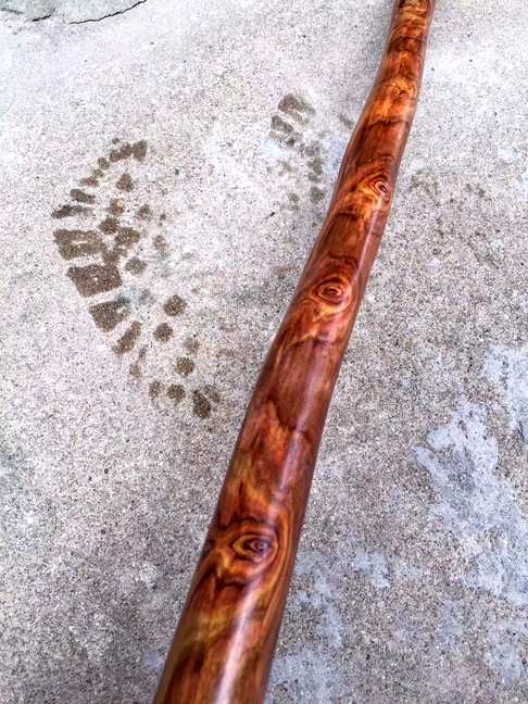 海南黄花梨拐杖整料一体无拼补。保留木头随形造型手感凹