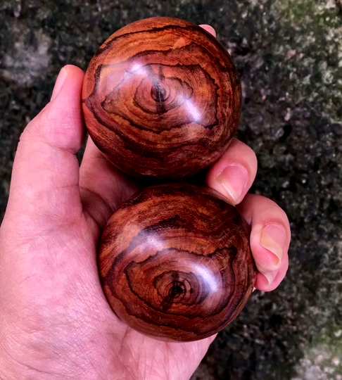 海南黄花梨保健球直径5.2厘米对眼X纹紫色油梨玫瑰116