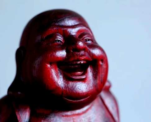 弥勒佛慈眉善目嬉笑颜开的弥勒形象散发着浓厚的喜乐之气在中国人心目中是非