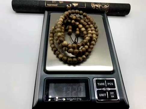 沉香加里曼丹0.6x108沉香念珠重:13克厚重的油脂线显得珠体