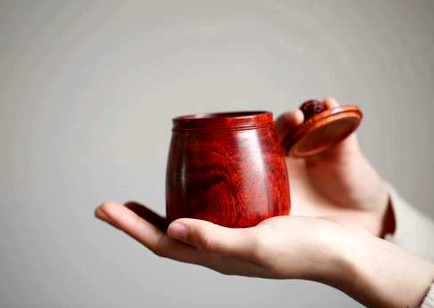 小叶紫檀茶叶罐根据戊戌狗年而设计呆萌机灵的小狗是这款茶叶罐的独特符号其寓