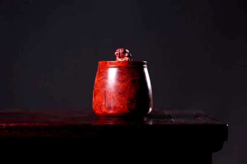 小叶紫檀茶叶罐根据戊戌狗年而设计呆萌机灵的小狗是这款茶叶罐的独特符号其寓