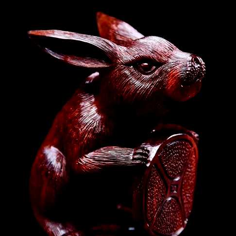 小叶紫檀“前途无量”雕刻小兔子俏皮可爱身下铜钱取谐音寓意钱兔前途